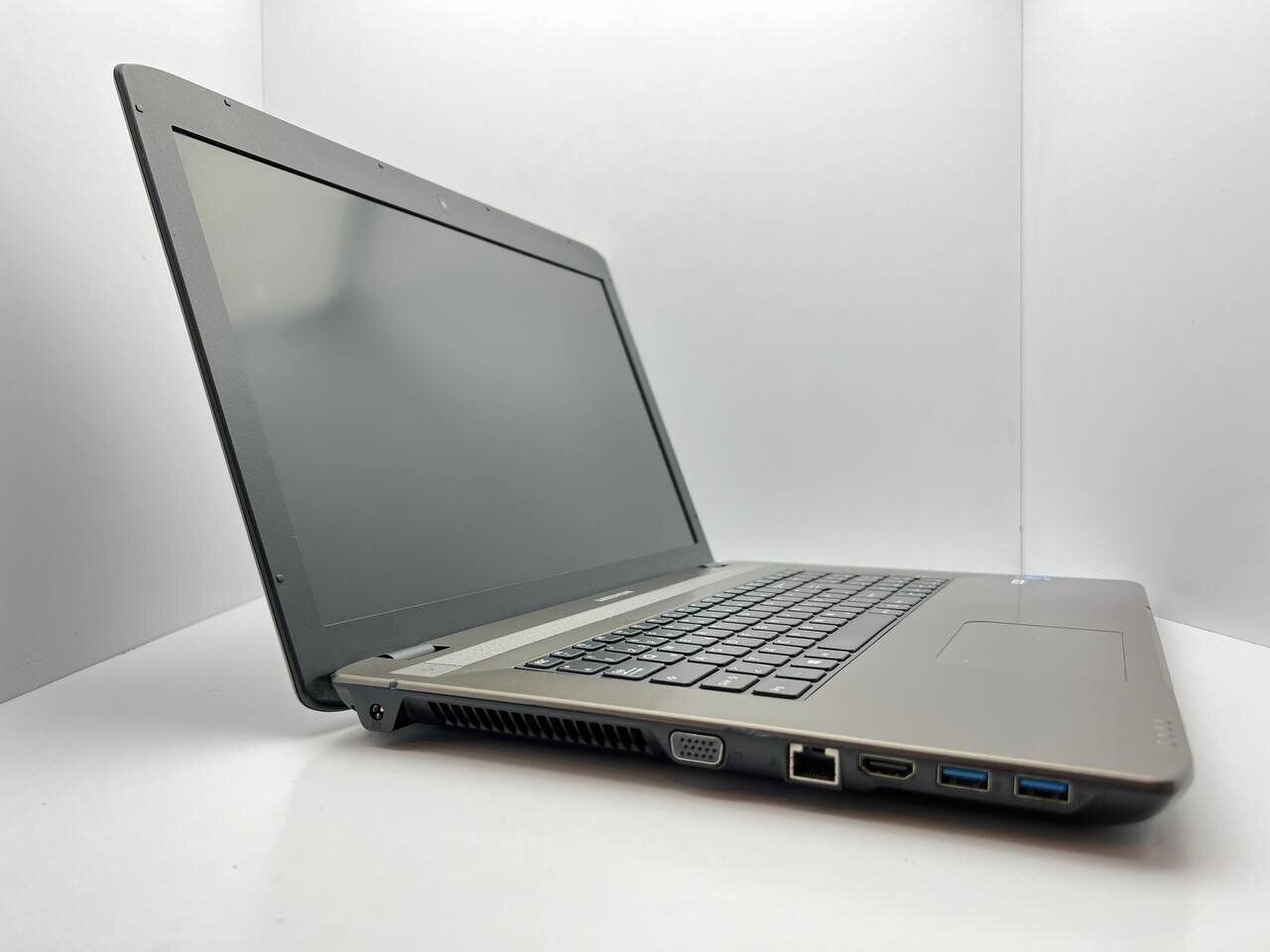 Ноутбук Medion Akoya E7227 / 17.3" (1600x900) TN / Intel Core i5-4210M (2 (4) ядра по 2.6 - 3.2 GHz) / 6 GB DDR3 / 128 GB SSD + 500 GB HDD / Intel HD Graphics / WebCam / АКБ не дтримає - Зображення 3