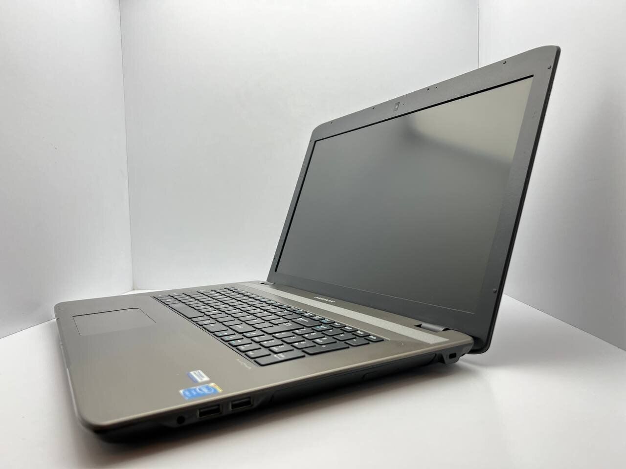 Ноутбук Medion Akoya E7227 / 17.3" (1600x900) TN / Intel Core i5-4210M (2 (4) ядра по 2.6 - 3.2 GHz) / 6 GB DDR3 / 128 GB SSD + 500 GB HDD / Intel HD Graphics / WebCam / АКБ не дтримає - Зображення 4