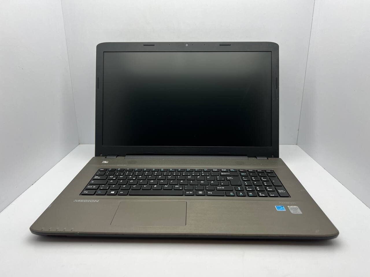 Ноутбук Medion Akoya E7416 / 17.3" (1600x900) TN / Intel Core i5-5200U (2 (4) ядра по 2.2 - 2.7 GHz) / 8 GB DDR3 / 128 GB SSD / Intel HD Graphics 5500 / WebCam / АКБ не держит - Зображення 2