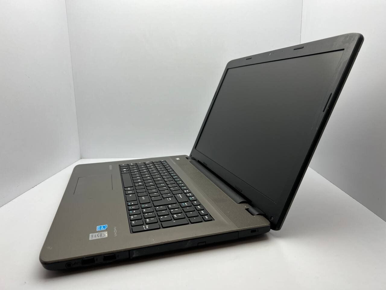 Ноутбук Medion Akoya E7416 / 17.3" (1600x900) TN / Intel Core i5-5200U (2 (4) ядра по 2.2 - 2.7 GHz) / 8 GB DDR3 / 128 GB SSD / Intel HD Graphics 5500 / WebCam / АКБ не держит - Зображення 4