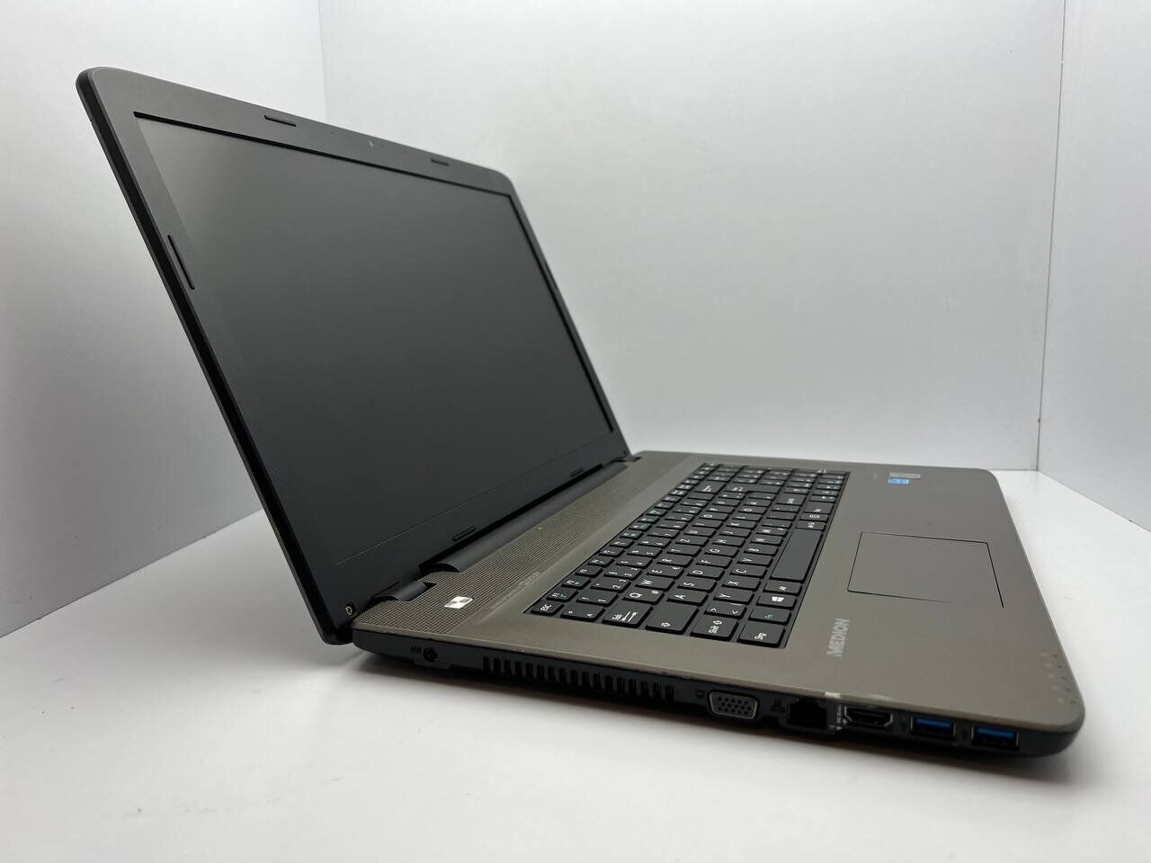 Ноутбук Medion Akoya E7416 / 17.3" (1600x900) TN / Intel Core i5-5200U (2 (4) ядра по 2.2 - 2.7 GHz) / 8 GB DDR3 / 128 GB SSD / Intel HD Graphics 5500 / WebCam / АКБ не держит - Зображення 3