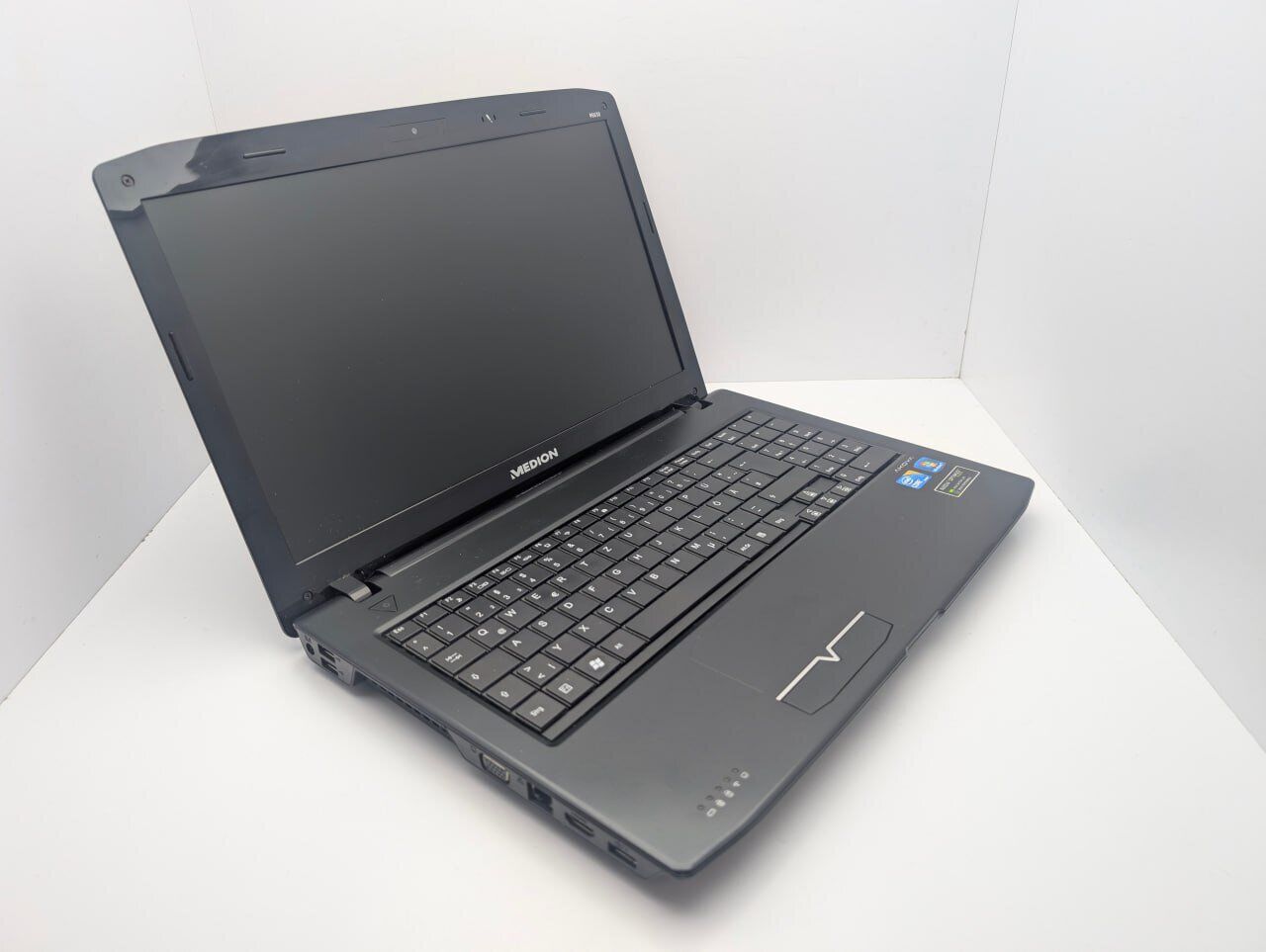 Ноутбук Medion Akoya P6630 / 15.6" (1366x768) TN / Intel Core i3-390M (2 (4) ядра по 2.66 GHz) / 6 GB DDR3 / 640 GB HDD / nVidia GeForce GT 540M, 1 GB GDDR3, 128-bit / WebCam - Зображення 3