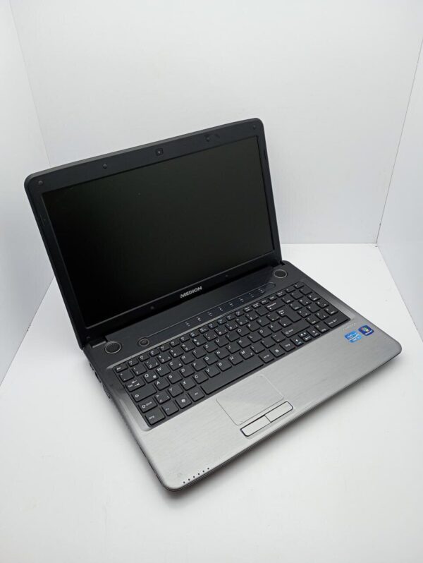 Ноутбук Medion Akoya P6634 / 15.6" (1366x768) TN / Intel Core i3-2350M (2 (4) ядра по 2.3 GHz) / 6 GB DDR3 / 500 GB HDD / Intel HD Graphics 3000 / WebCam / АКБ не тримає - Зображення 3