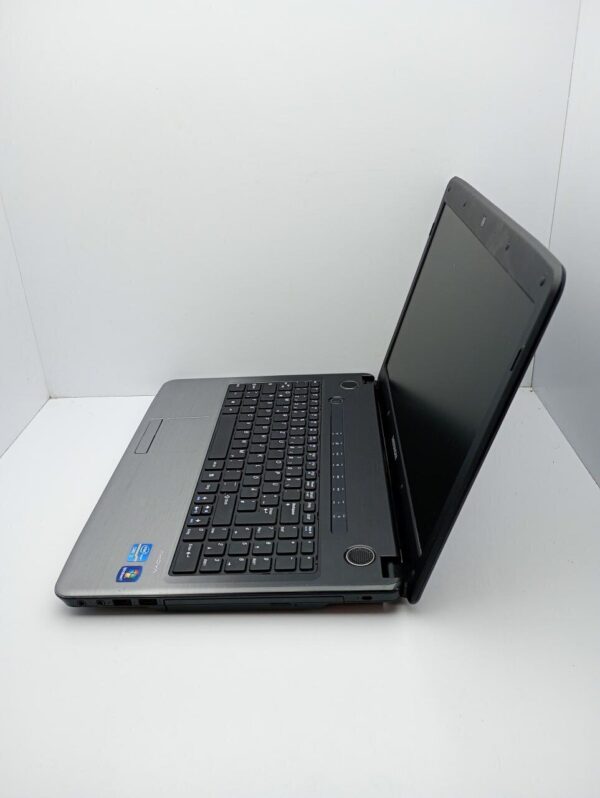 Ноутбук Medion Akoya P6634 / 15.6" (1366x768) TN / Intel Core i3-2350M (2 (4) ядра по 2.3 GHz) / 6 GB DDR3 / 500 GB HDD / Intel HD Graphics 3000 / WebCam / АКБ не тримає - Зображення 6