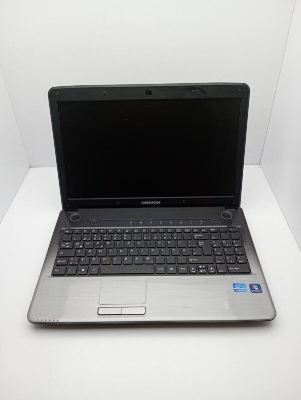 Ноутбук Medion Akoya P6634 / 15.6" (1366x768) TN / Intel Core i3-2350M (2 (4) ядра по 2.3 GHz) / 6 GB DDR3 / 500 GB HDD / Intel HD Graphics 3000 / WebCam / АКБ не тримає - Зображення 2
