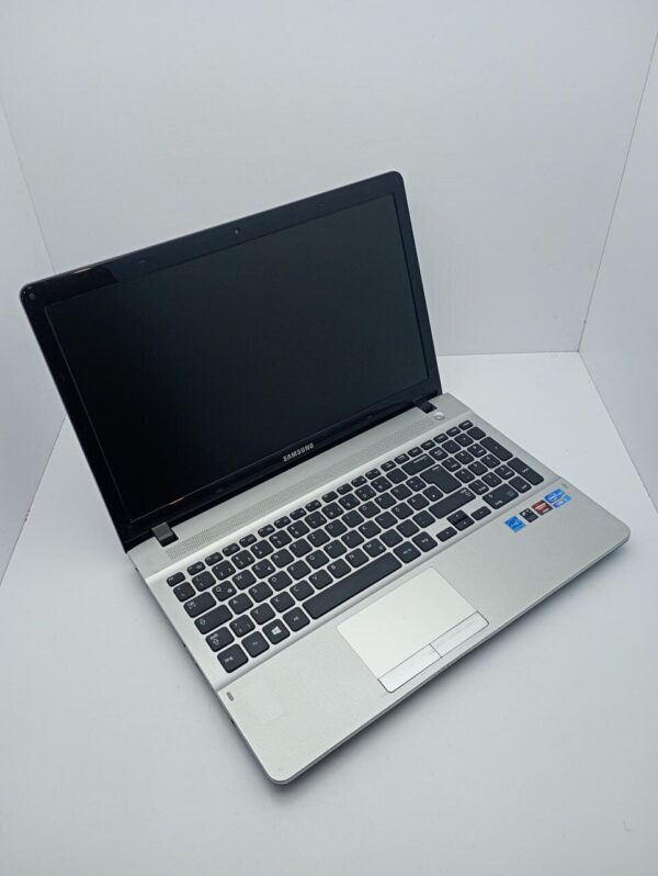 Ноутбук Samsung 300E / 15.6" (1366x768) TN / Intel Core i3-3120M (2 (4) ядра по 2.5 GHz) / 6 GB DDR3 / 500 GB HDD / Intel HD Graphics 4000 / WebCam - Зображення 3