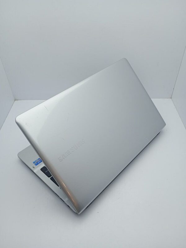 Ноутбук Samsung 300E / 15.6" (1366x768) TN / Intel Core i3-3120M (2 (4) ядра по 2.5 GHz) / 6 GB DDR3 / 500 GB HDD / Intel HD Graphics 4000 / WebCam - Зображення 8