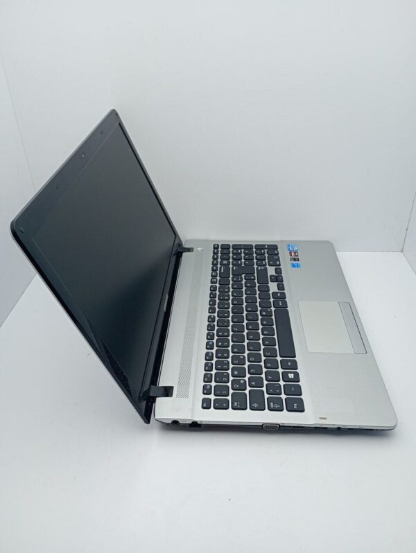 Ноутбук Samsung 300E / 15.6" (1366x768) TN / Intel Core i3-3120M (2 (4) ядра по 2.5 GHz) / 6 GB DDR3 / 500 GB HDD / Intel HD Graphics 4000 / WebCam - Зображення 5