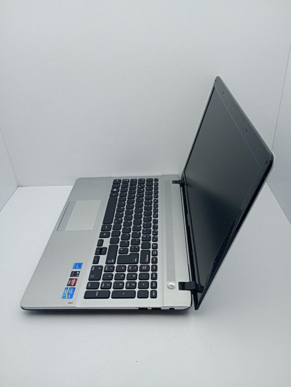 Ноутбук Samsung 300E / 15.6" (1366x768) TN / Intel Core i3-3120M (2 (4) ядра по 2.5 GHz) / 6 GB DDR3 / 500 GB HDD / Intel HD Graphics 4000 / WebCam - Зображення 6