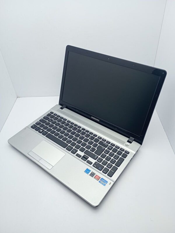 Ноутбук Samsung 300E / 15.6" (1366x768) TN / Intel Core i3-3120M (2 (4) ядра по 2.5 GHz) / 6 GB DDR3 / 500 GB HDD / Intel HD Graphics 4000 / WebCam - Зображення 4