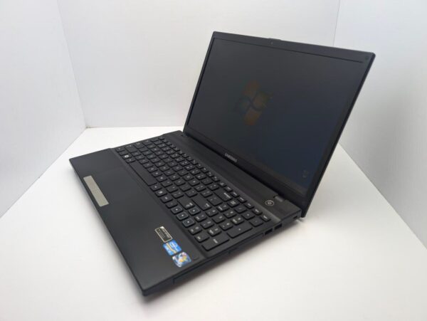 Ноутбук Samsung NP300V5A / 15.6" (1366x768) TN / Intel Core i3-2350M (2 (4) ядра по 2.3 GHz) / 6 GB DDR3 / 1000 GB HDD / nVidia GeForce GT 520MX, 1GB DDR3, 64-bit / WebCam - Зображення 4