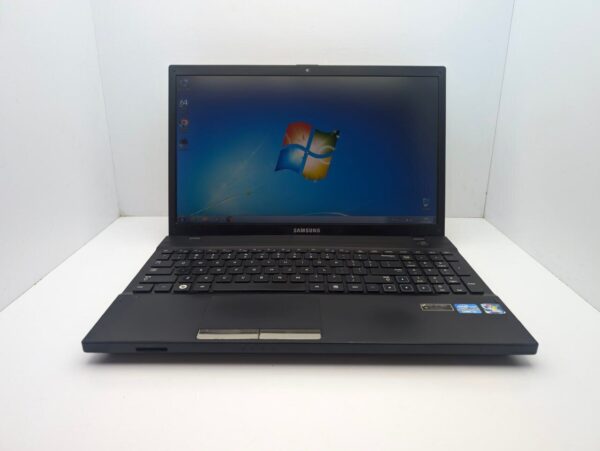 Ноутбук Samsung NP300V5A / 15.6" (1366x768) TN / Intel Core i3-2350M (2 (4) ядра по 2.3 GHz) / 6 GB DDR3 / 1000 GB HDD / nVidia GeForce GT 520MX, 1GB DDR3, 64-bit / WebCam - Зображення 2