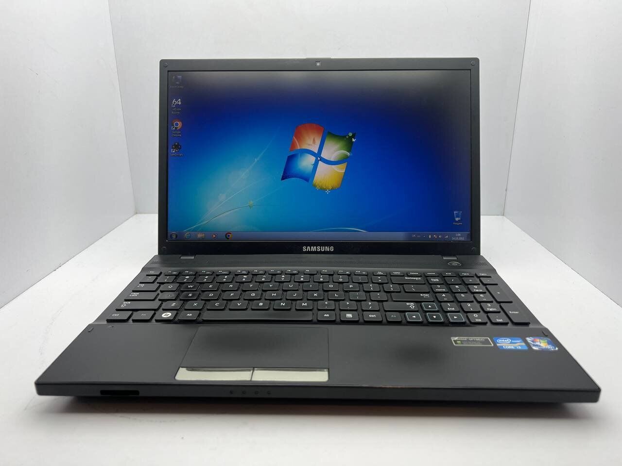 Ноутбук Samsung NP300V5A / 15.6" (1366x768) TN LED / Intel Core i3-2350M (2 (4) ядра по 2.3 GHz) / 4 GB DDR3 / 1000 GB HDD / nVidia GeForce GT 520M, 1GB DDR3, 64-bit / WebCam - Зображення 2