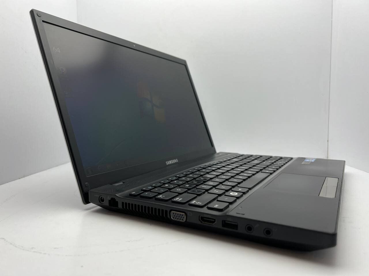 Ноутбук Samsung NP300V5A / 15.6" (1366x768) TN LED / Intel Core i3-2350M (2 (4) ядра по 2.3 GHz) / 4 GB DDR3 / 1000 GB HDD / nVidia GeForce GT 520M, 1GB DDR3, 64-bit / WebCam - Зображення 3