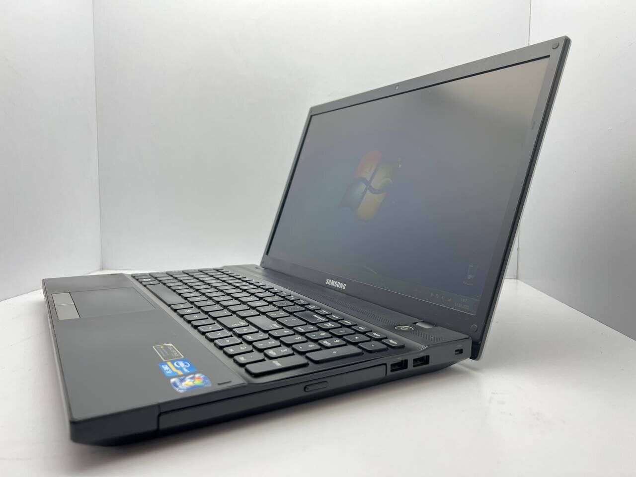 Ноутбук Samsung NP300V5A / 15.6" (1366x768) TN LED / Intel Core i3-2350M (2 (4) ядра по 2.3 GHz) / 4 GB DDR3 / 1000 GB HDD / nVidia GeForce GT 520M, 1GB DDR3, 64-bit / WebCam - Зображення 4