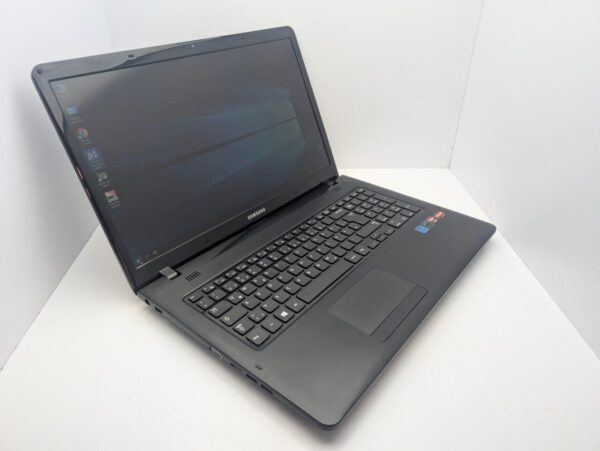 Ноутбук Samsung NP355 / 17.3" (1600x900) TN / AMD A4-4300M (2 ядра по 2.5 - 3.0 GHz) / 8 GB DDR3 / 240 GB SSD / AMD Radeon HD 7420G Graphics / WebCam - Зображення 3
