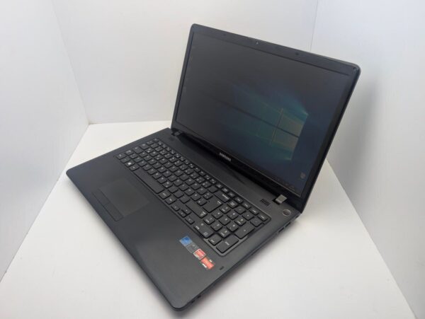 Ноутбук Samsung NP355 / 17.3" (1600x900) TN / AMD A4-4300M (2 ядра по 2.5 - 3.0 GHz) / 8 GB DDR3 / 240 GB SSD / AMD Radeon HD 7420G Graphics / WebCam - Зображення 4