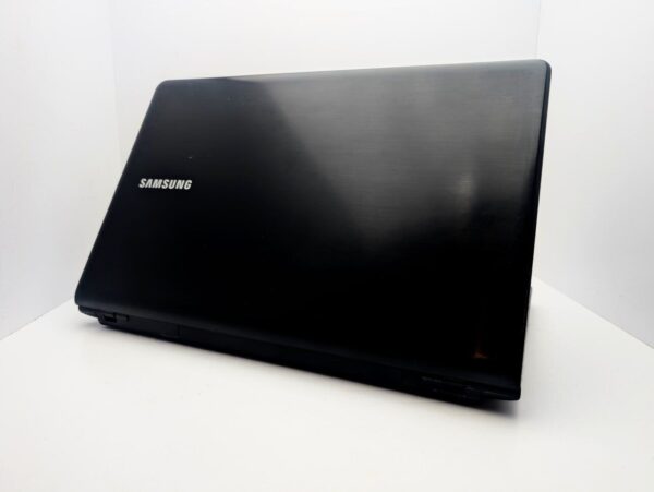 Ноутбук Samsung NP355 / 17.3" (1600x900) TN / AMD A4-4300M (2 ядра по 2.5 - 3.0 GHz) / 8 GB DDR3 / 240 GB SSD / AMD Radeon HD 7420G Graphics / WebCam - Зображення 7