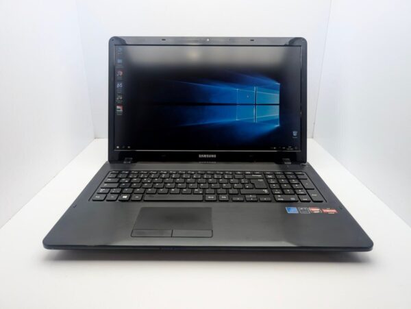 Ноутбук Samsung NP355 / 17.3" (1600x900) TN / AMD A4-4300M (2 ядра по 2.5 - 3.0 GHz) / 8 GB DDR3 / 240 GB SSD / AMD Radeon HD 7420G Graphics / WebCam - Зображення 2
