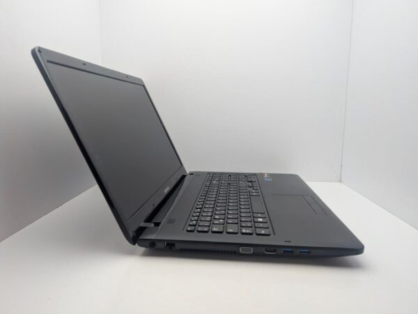 Ноутбук Samsung NP355 / 17.3" (1600x900) TN / AMD A4-4300M (2 ядра по 2.5 - 3.0 GHz) / 8 GB DDR3 / 240 GB SSD / AMD Radeon HD 7420G Graphics / WebCam - Зображення 5