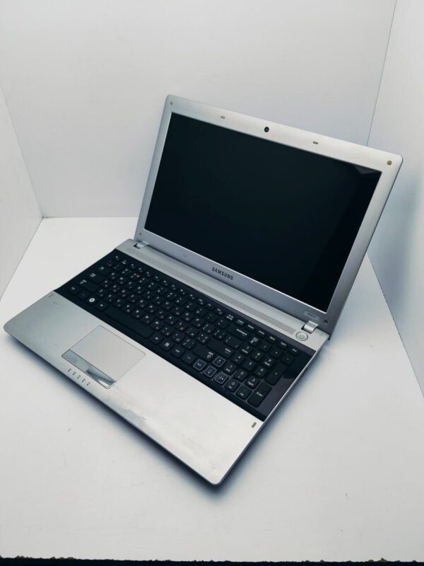 Ноутбук Samsung RV513 / 15.6" (1366x768) TN / AMD E-450 (2 ядра по 1.65 GHz) / 6 GB DDR3 / 320 GB HDD / AMD Radeon HD 6320 / WebCam - Зображення 4