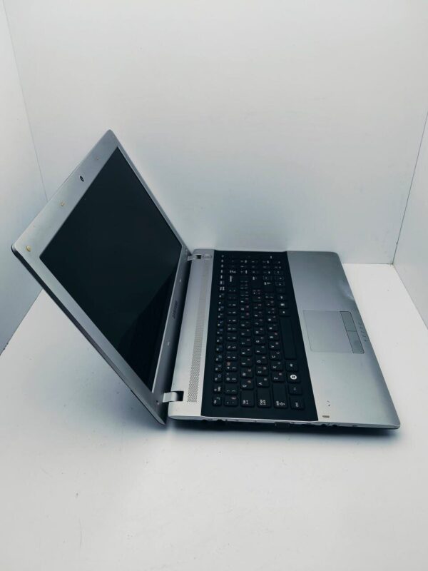 Ноутбук Samsung RV513 / 15.6" (1366x768) TN / AMD E-450 (2 ядра по 1.65 GHz) / 6 GB DDR3 / 320 GB HDD / AMD Radeon HD 6320 / WebCam - Зображення 5