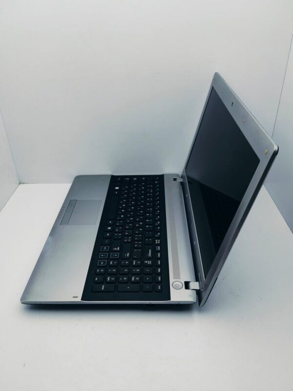 Ноутбук Samsung RV513 / 15.6" (1366x768) TN / AMD E-450 (2 ядра по 1.65 GHz) / 6 GB DDR3 / 320 GB HDD / AMD Radeon HD 6320 / WebCam - Зображення 6