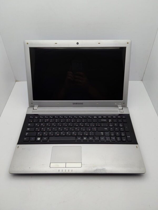 Ноутбук Samsung RV513 / 15.6" (1366x768) TN / AMD E-450 (2 ядра по 1.65 GHz) / 6 GB DDR3 / 320 GB HDD / AMD Radeon HD 6320 / WebCam - Зображення 2