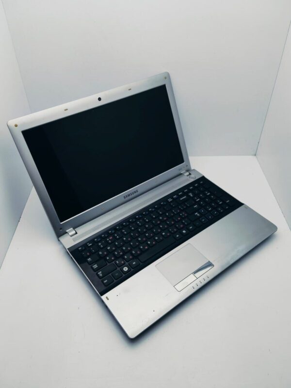 Ноутбук Samsung RV513 / 15.6" (1366x768) TN / AMD E-450 (2 ядра по 1.65 GHz) / 6 GB DDR3 / 320 GB HDD / AMD Radeon HD 6320 / WebCam - Зображення 3