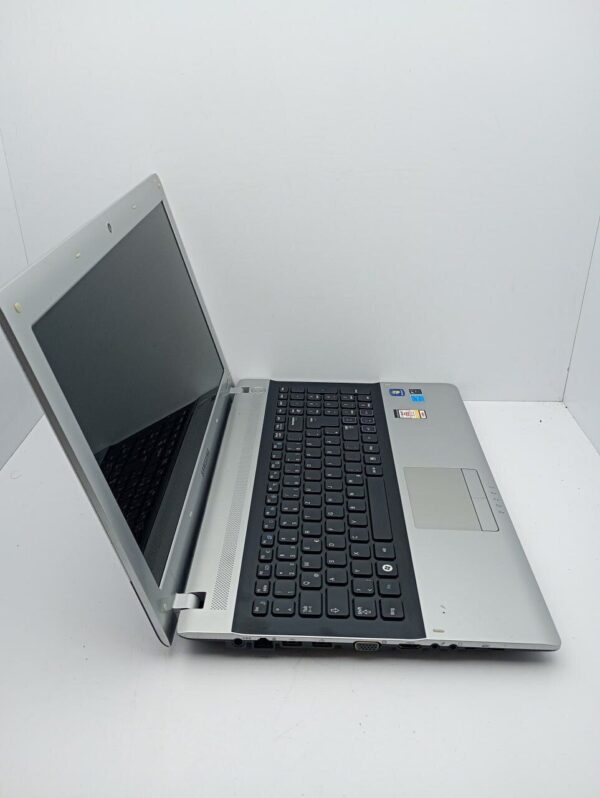Ноутбук Samsung RV515 / 15.6" (1366x768) TN / AMD E-450 (2 ядра по 1.65 GHz) / 6 GB DDR3 / 120 GB SSD / AMD Radeon HD6320 / WebCam - Зображення 3