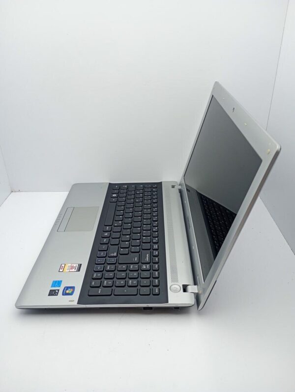 Ноутбук Samsung RV515 / 15.6" (1366x768) TN / AMD E-450 (2 ядра по 1.65 GHz) / 6 GB DDR3 / 120 GB SSD / AMD Radeon HD6320 / WebCam - Зображення 4