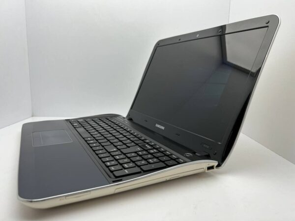 Ноутбук Samsung SF510 / 15.6" (1366x768) TN / Intel Core i3-370M (2 (4) ядра по 2.4 GHz) / 4 GB DDR3 / 250 GB HDD / nVidia GeForce 310M, 512 MB GDDR3, 64-bit / WebCam - Зображення 4