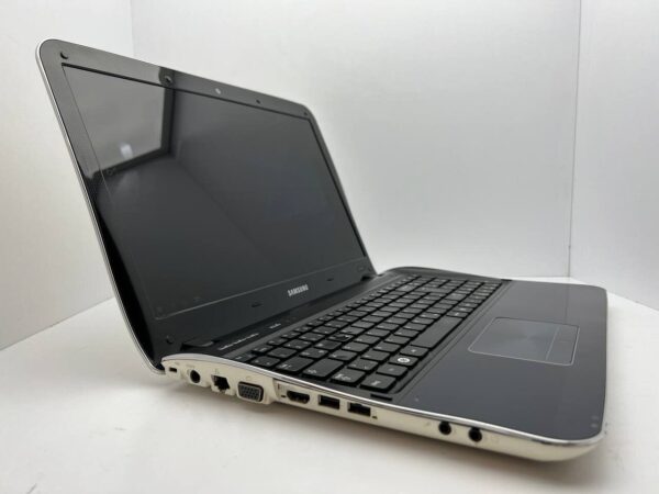 Ноутбук Samsung SF510 / 15.6" (1366x768) TN / Intel Core i3-370M (2 (4) ядра по 2.4 GHz) / 4 GB DDR3 / 250 GB HDD / nVidia GeForce 310M, 512 MB GDDR3, 64-bit / WebCam - Зображення 3