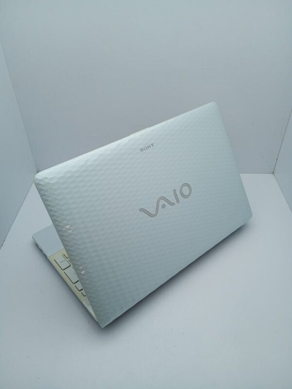 Ноутбук Sony VP156 / 15.6" (1366x768) TN / Intel Core i3-2330M (2 (4) ядра по 2.2 GHz) / 6 GB DDR3 / 500 GB HDD / nVidia GeForce 410M, 1 GB GDDR3, 64-bit / WebCam - Зображення 8