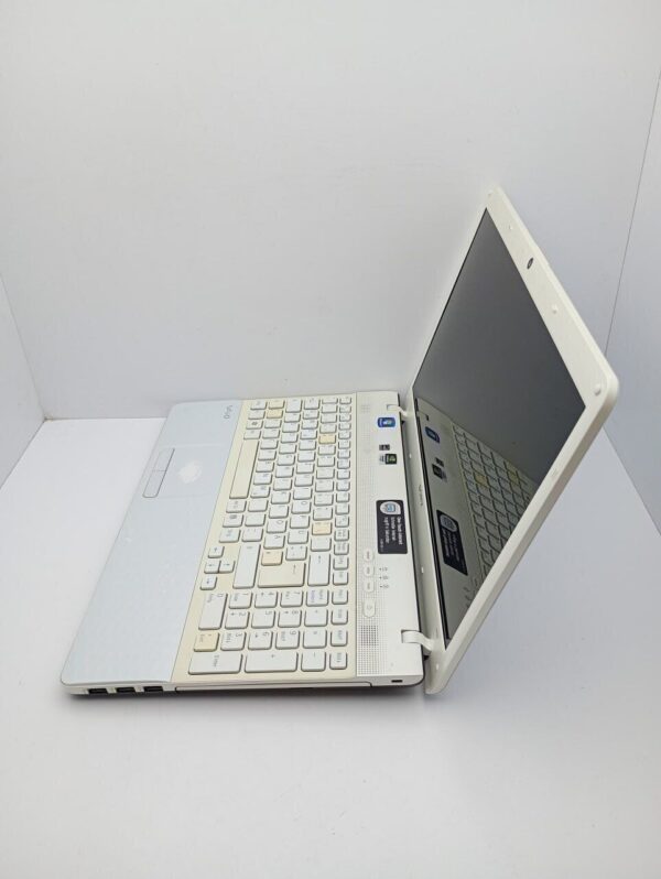 Ноутбук Sony VP156 / 15.6" (1366x768) TN / Intel Core i3-2330M (2 (4) ядра по 2.2 GHz) / 6 GB DDR3 / 500 GB HDD / nVidia GeForce 410M, 1 GB GDDR3, 64-bit / WebCam - Зображення 6