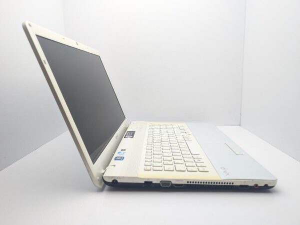 Ноутбук Sony VPC-EJ / 17.3" (1600x900) TN / Intel Pentium B960 (2 ядра по 2.2 GHz) / 6 GB DDR3 / 500 GB HDD / Intel HD Graphics 2000 / WebCam - Зображення 5