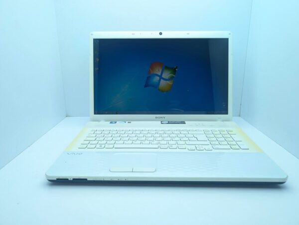 Ноутбук Sony VPC-EJ / 17.3" (1600x900) TN / Intel Pentium B960 (2 ядра по 2.2 GHz) / 6 GB DDR3 / 500 GB HDD / Intel HD Graphics 2000 / WebCam - Зображення 2