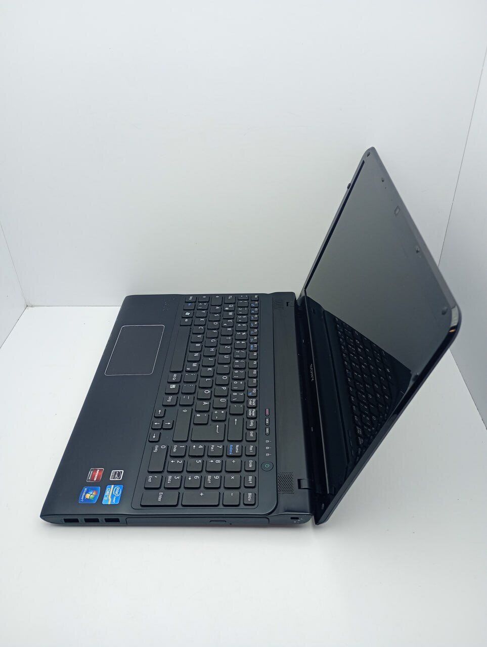 Ноутбук Sony VPC156 / 15.6" (1366x768) TN / Intel Core i3-2370M (2 (4) ядра по 2.4 GHz) / 6 GB DDR3 / 500 GB HDD / AMD Radeon HD 7550M, 1 GB GDDR3, 128-bit / WebCam - Зображення 4