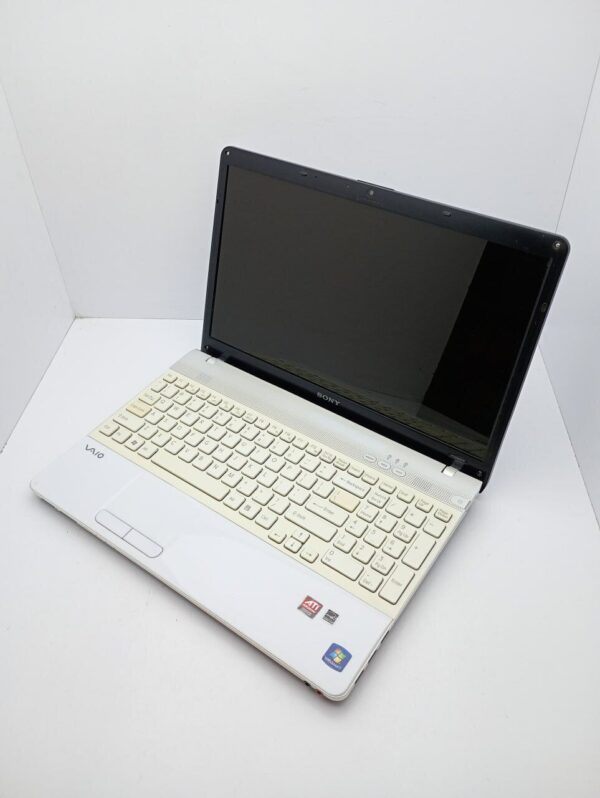 Ноутбук Sony VPC156 / 15.6" (1366x768) TN / Intel Core i3-380M (2 (4) ядра по 2.53 GHz) / 6 GB DDR3 / 320 GB HDD / AMD Mobility Radeon HD 5000 / WebCam - Зображення 4