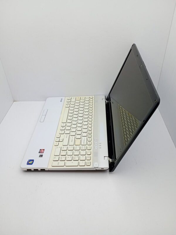 Ноутбук Sony VPC156 / 15.6" (1366x768) TN / Intel Core i3-380M (2 (4) ядра по 2.53 GHz) / 6 GB DDR3 / 320 GB HDD / AMD Mobility Radeon HD 5000 / WebCam - Зображення 6