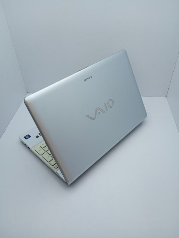 Ноутбук Sony VPC156 / 15.6" (1366x768) TN / Intel Core i3-380M (2 (4) ядра по 2.53 GHz) / 6 GB DDR3 / 320 GB HDD / AMD Mobility Radeon HD 5000 / WebCam - Зображення 8