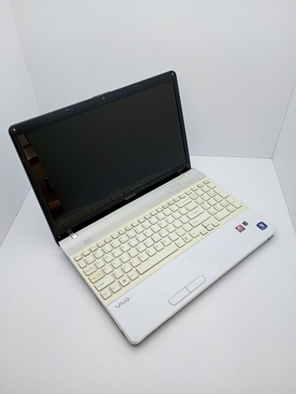 Ноутбук Sony VPC156 / 15.6" (1366x768) TN / Intel Core i3-380M (2 (4) ядра по 2.53 GHz) / 6 GB DDR3 / 320 GB HDD / AMD Mobility Radeon HD 5000 / WebCam - Зображення 3