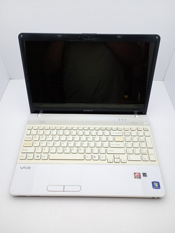 Ноутбук Sony VPC156 / 15.6" (1366x768) TN / Intel Core i3-380M (2 (4) ядра по 2.53 GHz) / 6 GB DDR3 / 320 GB HDD / AMD Mobility Radeon HD 5000 / WebCam - Зображення 2