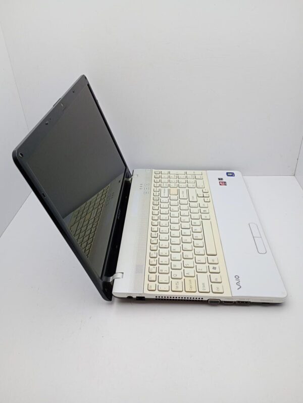 Ноутбук Sony VPC156 / 15.6" (1366x768) TN / Intel Core i3-380M (2 (4) ядра по 2.53 GHz) / 6 GB DDR3 / 320 GB HDD / AMD Mobility Radeon HD 5000 / WebCam - Зображення 5