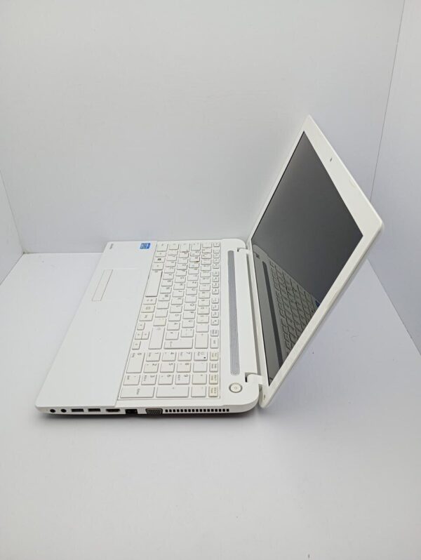 Ноутбук Toshiba C55 / 15.6" (1366x768) TN / Intel Core i5-3230M (2 (4) ядра по 2.6 - 3.2 GHz) / 6 GB DDR3 / 500 GB HDD / Intel HD Graphics 3000 / WebCam - Зображення 6