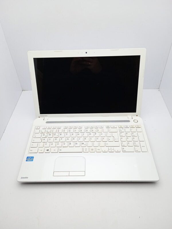 Ноутбук Toshiba C55 / 15.6" (1366x768) TN / Intel Core i5-3230M (2 (4) ядра по 2.6 - 3.2 GHz) / 6 GB DDR3 / 500 GB HDD / Intel HD Graphics 3000 / WebCam - Зображення 2