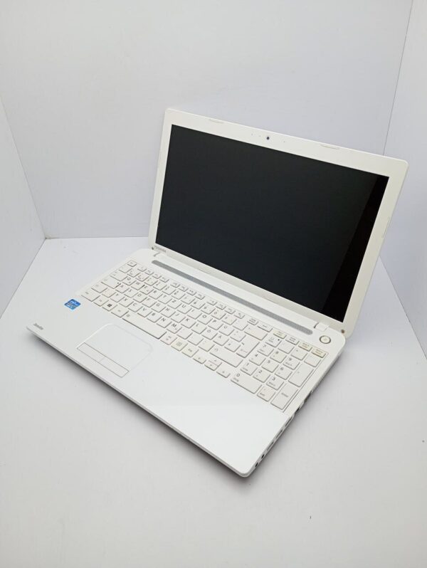 Ноутбук Toshiba C55 / 15.6" (1366x768) TN / Intel Core i5-3230M (2 (4) ядра по 2.6 - 3.2 GHz) / 6 GB DDR3 / 500 GB HDD / Intel HD Graphics 3000 / WebCam - Зображення 4