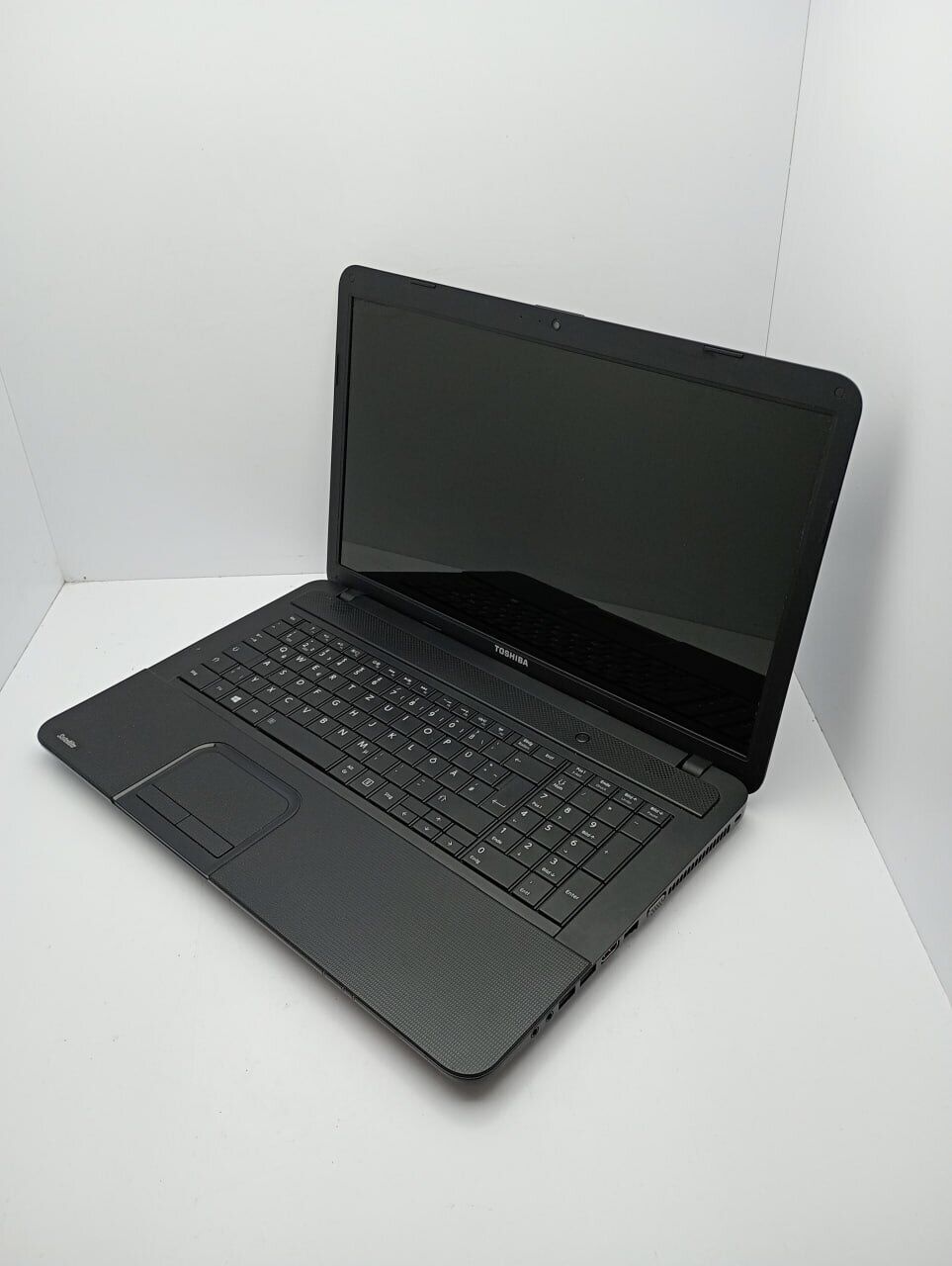 Ноутбук Toshiba C870D / 17.3" (1600x900) TN / AMD E2-1800 (2 ядра по 1.7 GHz) / 8 GB DDR3 / 500 GB HDD / AMD Radeon HD 7340 Graphics / WebCam - Зображення 4