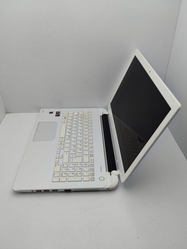 Ноутбук Toshiba L50 / 15.6" (1366x768) TN / AMD A8-6410 (4 ядра по 2.0 - 2.4 GHz) / 8 GB DDR3 / 500 GB HDD / AMD Radeon R5 230, 2 GB GDDR3, 64-bit / WebCam - Зображення 6