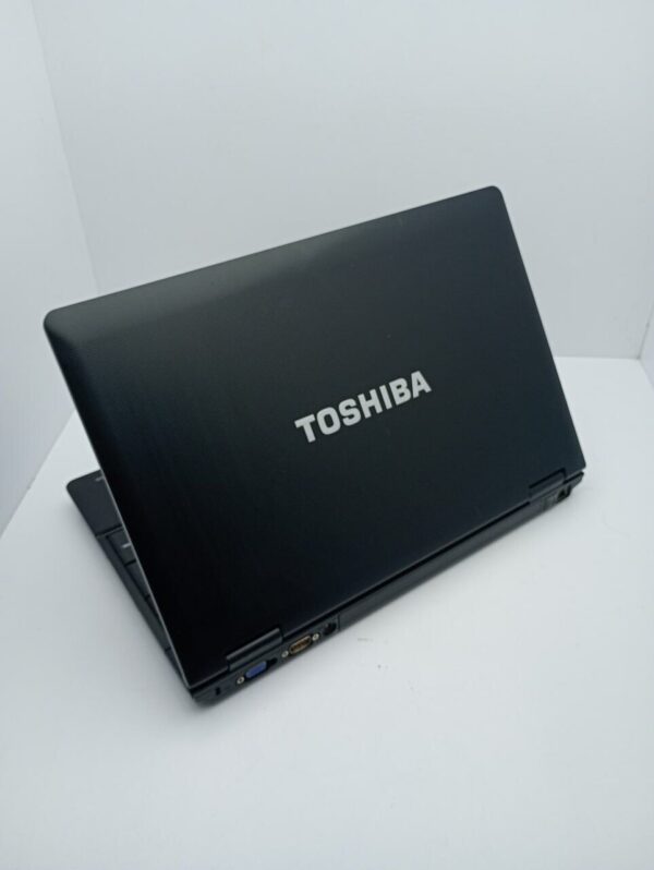 Ноутбук Toshiba P50 / 15.6" (1366x768) TN / Intel Core i5-520M (2 (4) ядра по 2.4 - 2.93 GHz) / 6 GB DDR3 / 1000 GB HDD / Intel HD Graphics / WebCam - Зображення 8